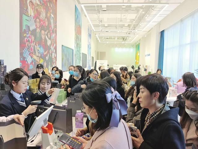 富贵包用颈椎牵引器有用吗（颈椎压迫神经用颈椎牵引器有用吗）