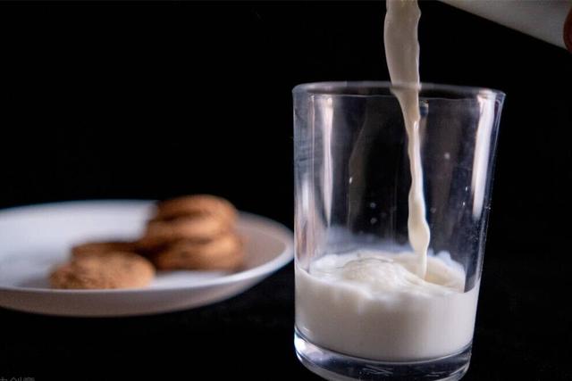 喝牛奶记住4个最佳时间美白（女人喝牛奶记住4个最佳时间）