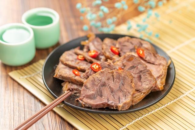 秘制酱牛肉的正宗做法？年夜饭必备菜系之——秘制酱牛肉