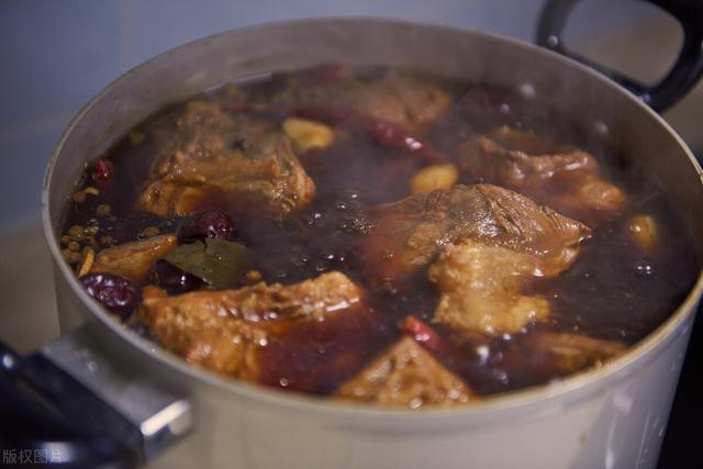 秘制酱牛肉的正宗做法？年夜饭必备菜系之——秘制酱牛肉
