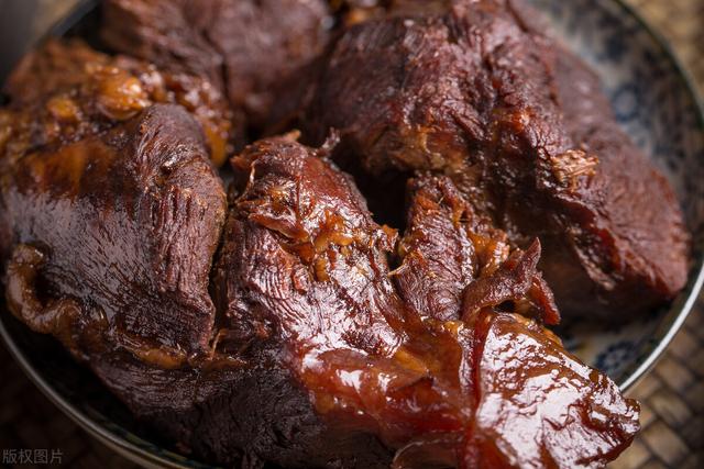 秘制酱牛肉的正宗做法？年夜饭必备菜系之——秘制酱牛肉