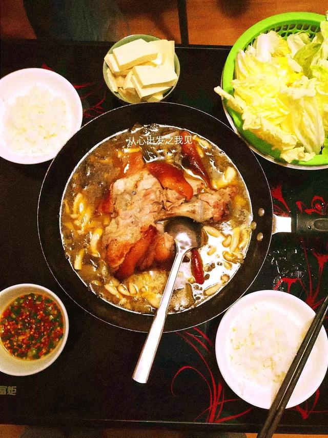 酸菜火锅怎么做好吃，酸菜火锅怎么做好吃又简单的做法